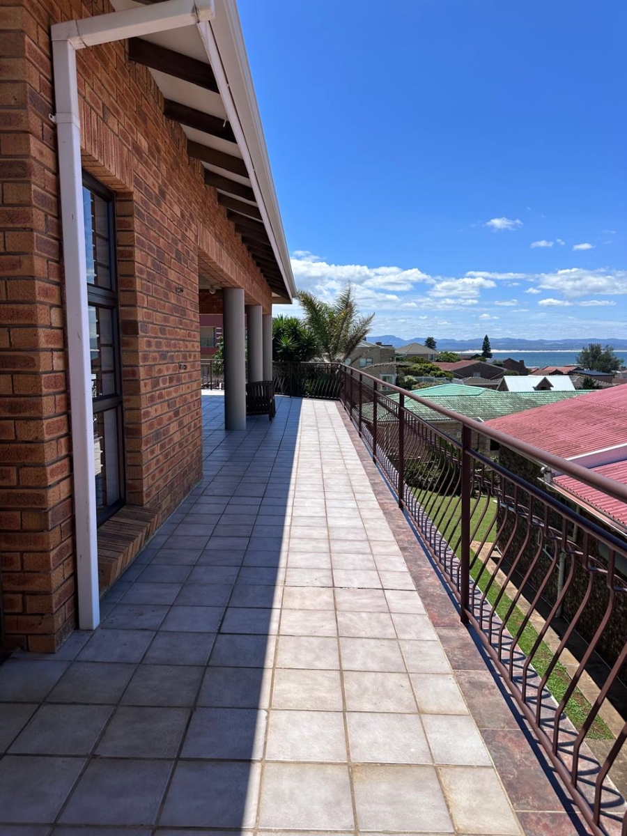 6 Bedroom Property for Sale in Wavecrest Eastern Cape
